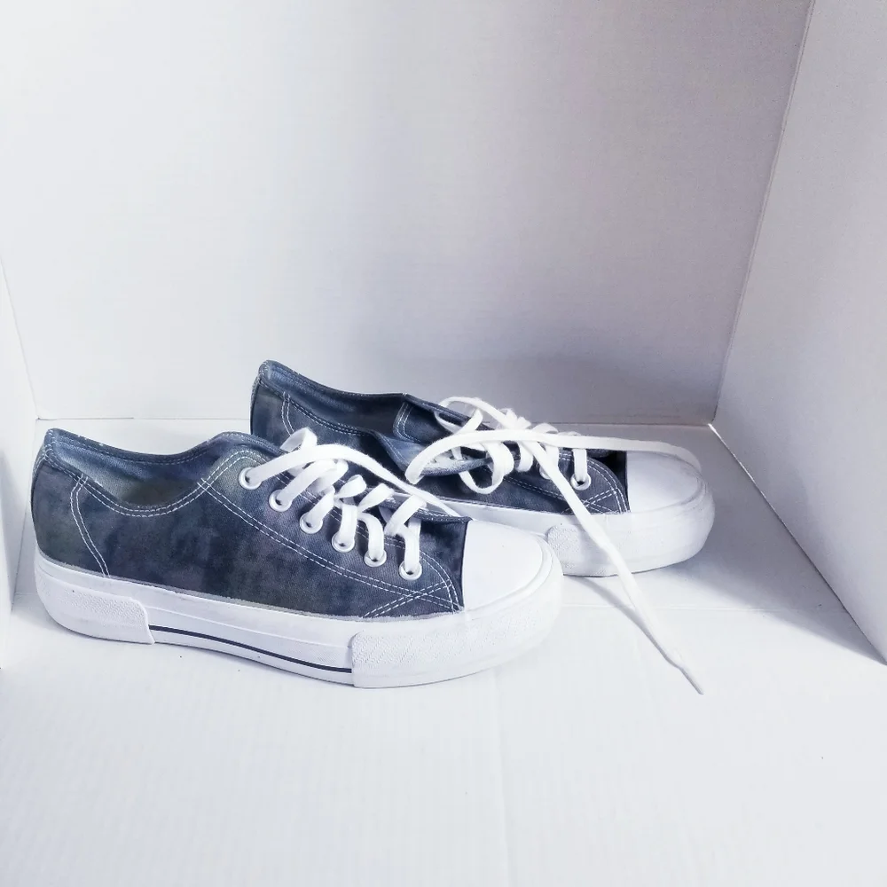TIME & TRU CANVAS WOMEN'S PLATFORM MEMORY FOAM SHOE WITH A BLEACHED LOOK SIZE 10